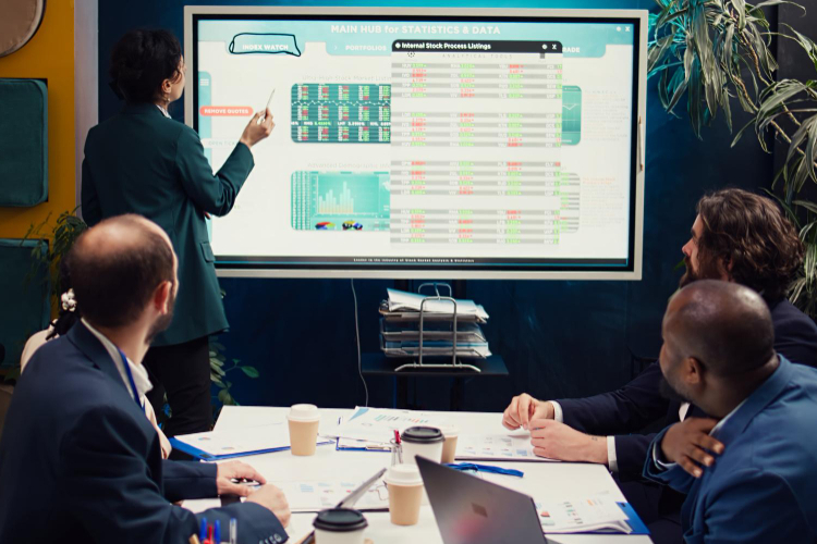 Ejecutivo usando una tablet con un dashboard de Business Intelligence