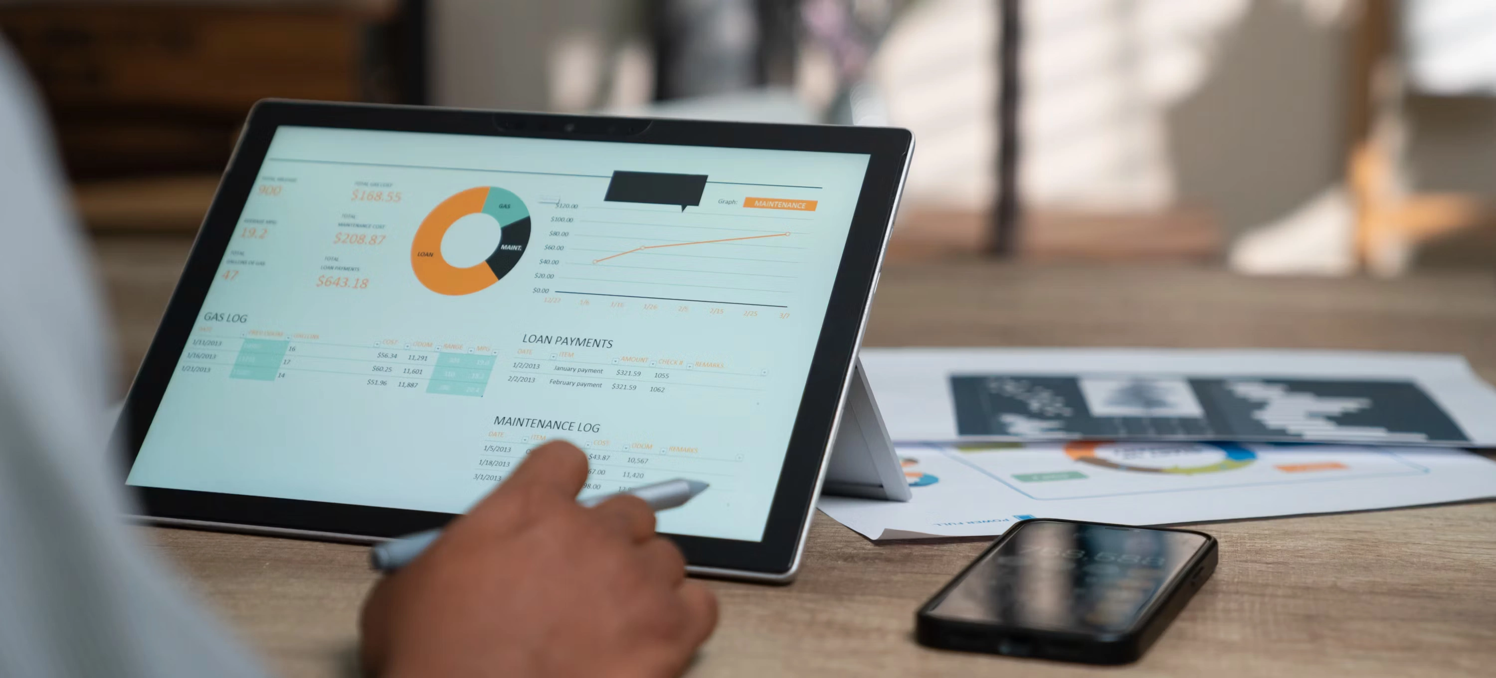 Ejecutivo usando una tablet con un dashboard de Business Intelligence